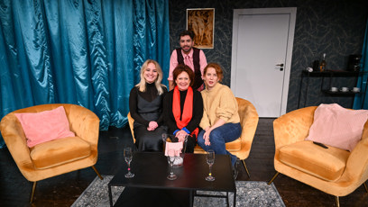 FOTO: Anna Fixová a Ilona Svobodová na jevišti Divadla Járy Cimrmana.