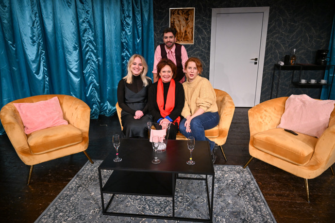 FOTO: Anna Fixová a Ilona Svobodová na jevišti Divadla Járy Cimrmana. – stránka 6