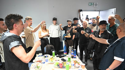 FOTO: Před koncertem Luneticu nesměl chybět přípitek.