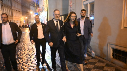 FOTO: Petr Fiala odcházel ze štábu SPOLU s manželkou Janou.