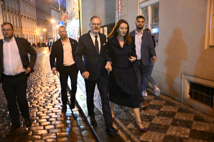 FOTO: Petr Fiala odcházel ze štábu SPOLU s manželkou Janou. – stránka 21