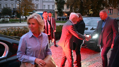 FOTO: Eva Pavlová a Petr Pavel po příjezdu do Varů.