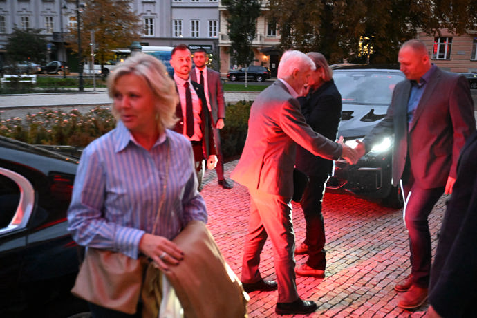 FOTO: Eva Pavlová a Petr Pavel po příjezdu do Varů. – stránka 13