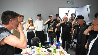 FOTO: Kapela Lunetic se svým týmem začali slavit už těsně před koncertem.