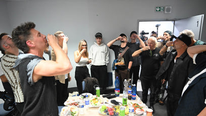 FOTO: Kapela Lunetic si dala panáka pro štěstí.