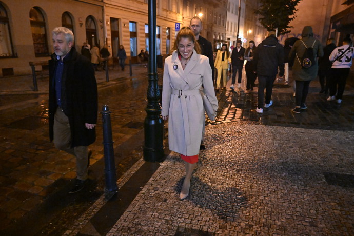 FOTO: Eva Decroix na odchodu ze štábu SPOLU. – stránka 46