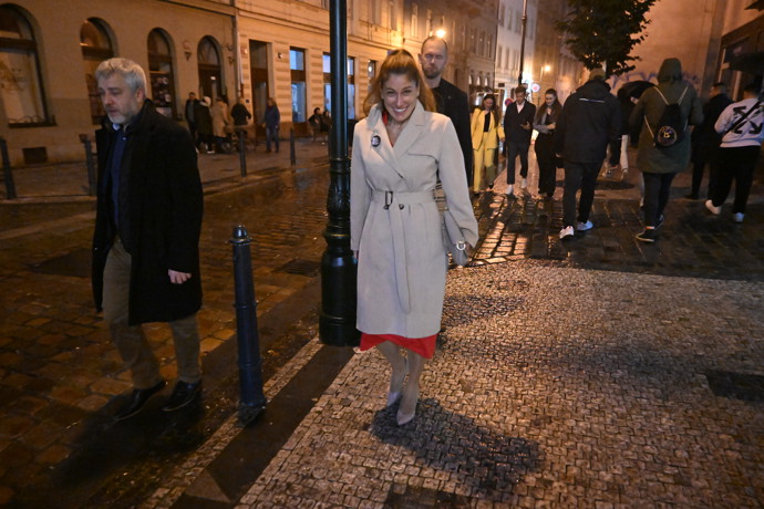 FOTO: Eva Decroix na odchodu ze štábu SPOLU. – stránka 45