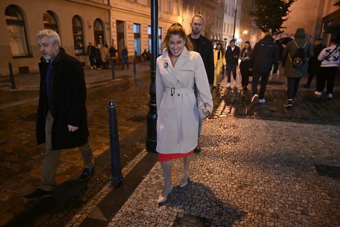 FOTO: Eva Decroix na odchodu ze štábu SPOLU. – stránka 44