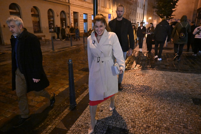 FOTO: Eva Decroix na odchodu ze štábu SPOLU. – stránka 42