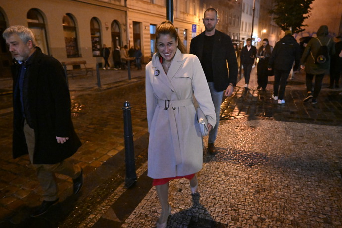 FOTO: Eva Decroix na odchodu ze štábu SPOLU. – stránka 41