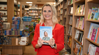 FOTO: Helena Sováková se svojí knihou.