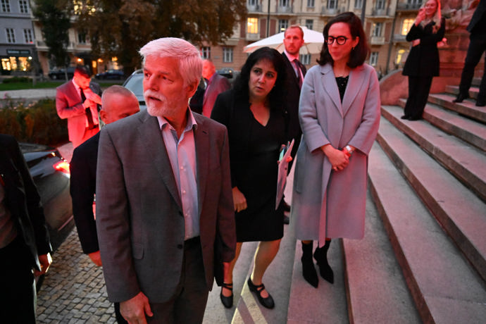 FOTO: Petr Pavel po přijezdu na kinferenci. – stránka 92