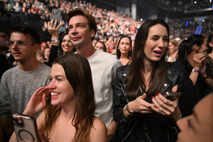 FOTO: Hala byla plná fanoušků. – stránka 103