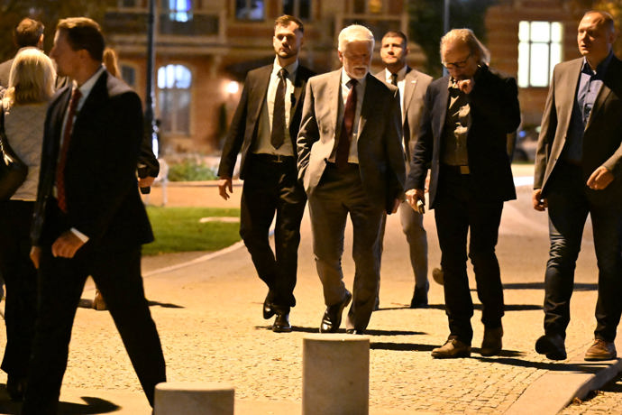 FOTO: Petr Pavel si dal procházku do hotelu. – stránka 90