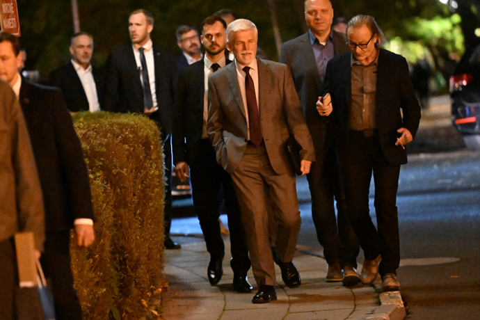 FOTO: Petr Pavel si vykračoval ulicemi Varů. – stránka 88