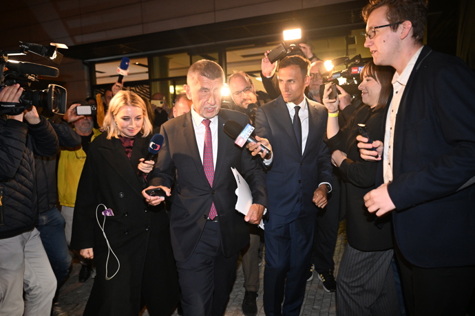 FOTO: Andrej Babiš opouští štáb hnutí ANO. – stránka 82