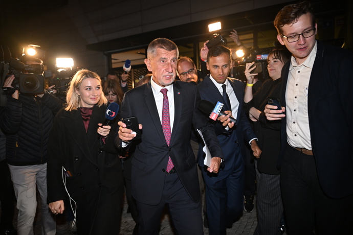 FOTO: Andrej Babiš opouští štáb hnutí ANO. – stránka 81
