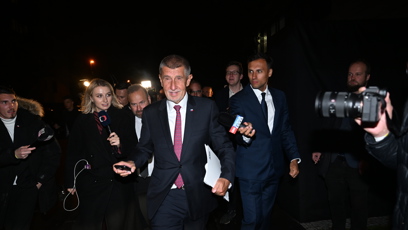 FOTO: Andrej Babiš opouští štáb hnutí ANO.