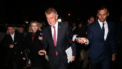 FOTO: Andrej Babiš opouští štáb hnutí ANO.