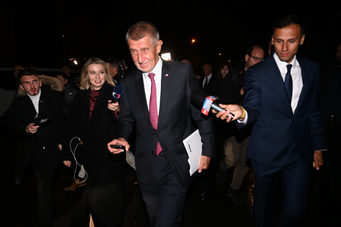 FOTO: Andrej Babiš opouští štáb hnutí ANO. – stránka 79