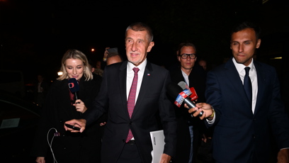 FOTO: Andrej Babiš opouští štáb hnutí ANO.
