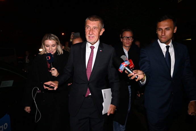 FOTO: Andrej Babiš opouští štáb hnutí ANO. – stránka 77