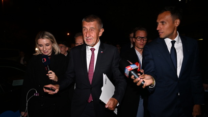 FOTO: Andrej Babiš opouští štáb hnutí ANO.