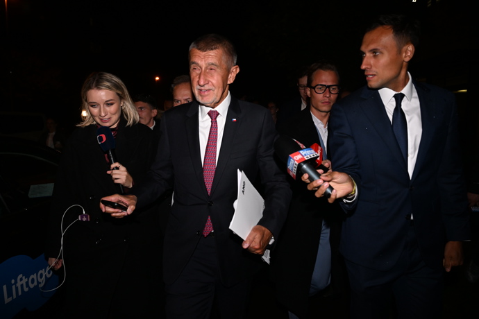 FOTO: Andrej Babiš opouští štáb hnutí ANO. – stránka 76
