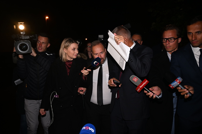 FOTO: Andrej Babiš opouští štáb hnutí ANO. – stránka 74