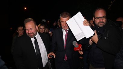 FOTO: Andrej Babiš opouští štáb hnutí ANO.