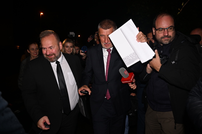 FOTO: Andrej Babiš opouští štáb hnutí ANO. – stránka 72