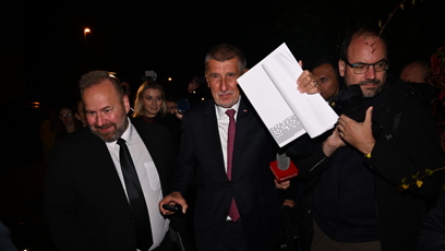 FOTO: Andrej Babiš opouští štáb hnutí ANO.