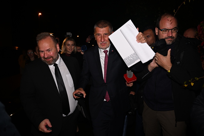 FOTO: Andrej Babiš opouští štáb hnutí ANO. – stránka 71