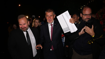 FOTO: Andrej Babiš opouští štáb hnutí ANO.