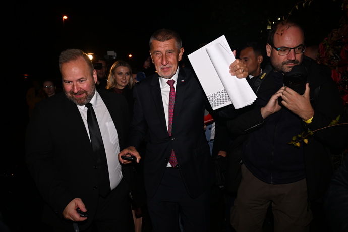 FOTO: Andrej Babiš opouští štáb hnutí ANO. – stránka 70