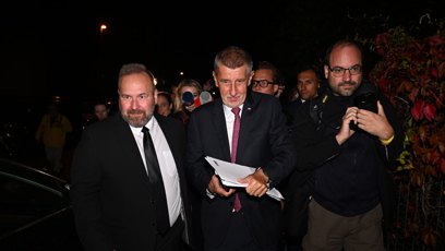 FOTO: Andrej Babiš opouští štáb hnutí ANO.