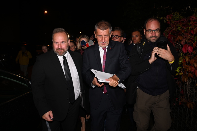FOTO: Andrej Babiš opouští štáb hnutí ANO. – stránka 69