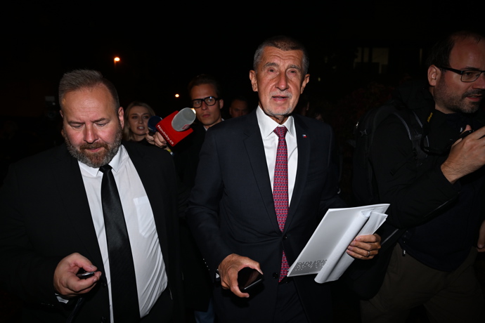 FOTO: Andrej Babiš opouští štáb hnutí ANO. – stránka 67