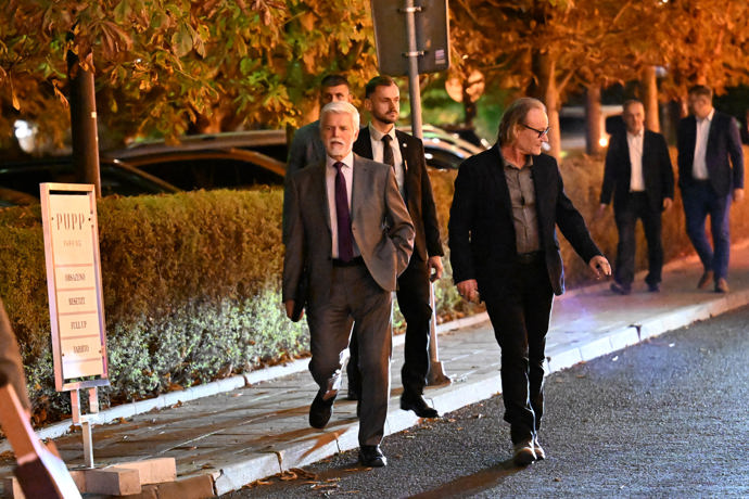 FOTO: Petr Pavel  na procházce přes kolonádu. – stránka 83