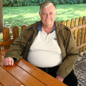 Herec Vlastimil Zavřel se objevil ve filmech Dívka na koštěti nebo Tankový prapor, nejvíce se ale do povědomí diváků zapsal dabingem Homera Simpsona.