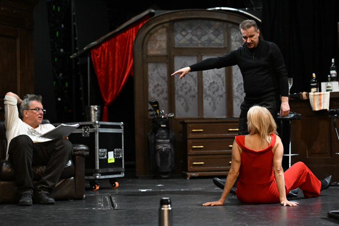 FOTO: Veronika Žilková se svými kolegy. – stránka 32