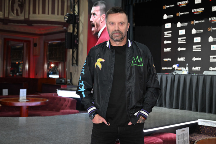 FOTO: Z někdejšího drsňáka se stal vyrovnaný muž, který se už nebojí ukázat, co cítí. – stránka 102