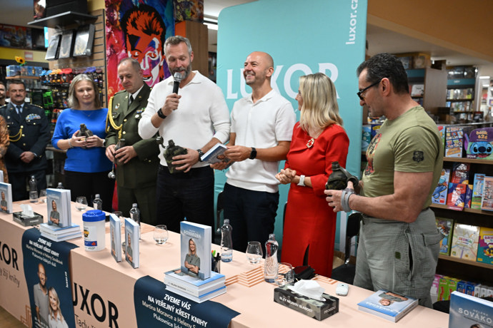 FOTO: Ondřej Novotný na křtu knihy Martina Moravce a Heleny Sovákové – Plukovnice lidských duší. – stránka 12