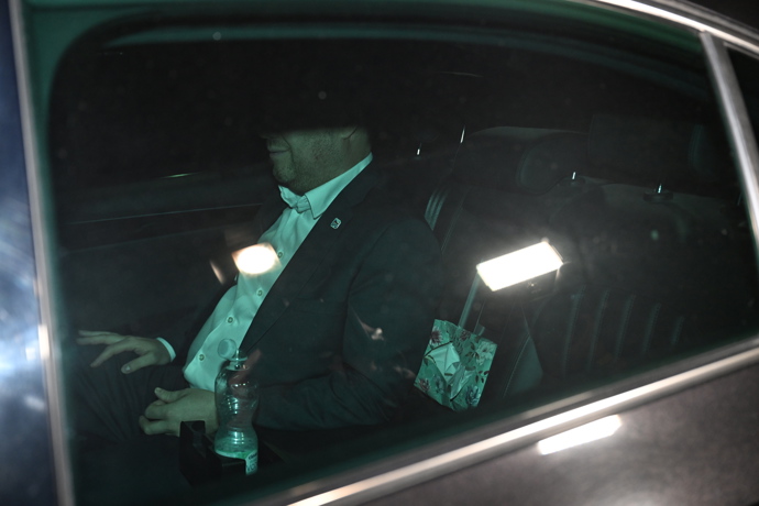 FOTO: Tomio Okamura ignoroval novináře. – stránka 58