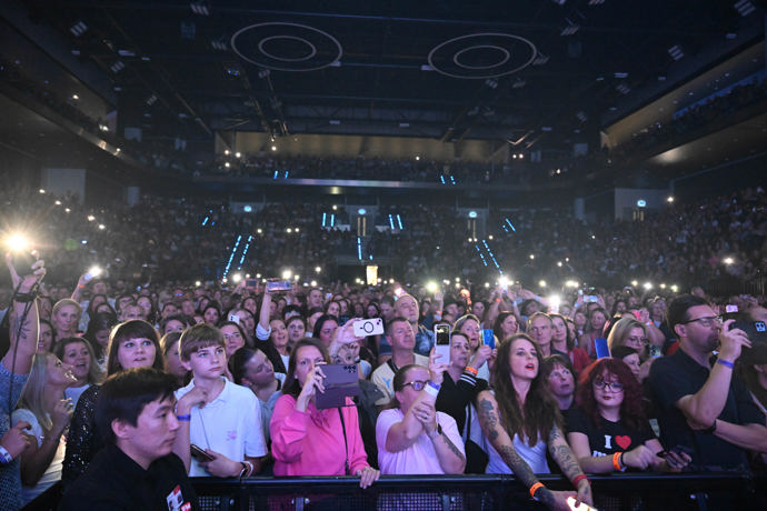 FOTO: Hala byla vyprodaná. – stránka 93