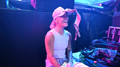 FOTO: Bára Mlejnková měla z podprsenky očividně radost.