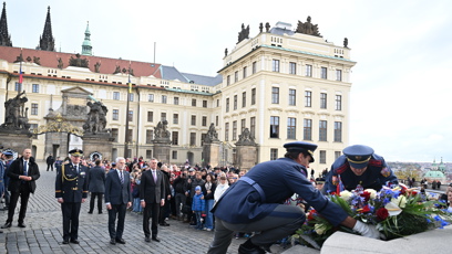 FOTO: Pietní akt u sochy prvního československého prezidenta.