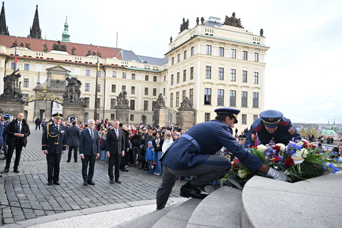 FOTO: Pietní akt u sochy prvního československého prezidenta. – stránka 53