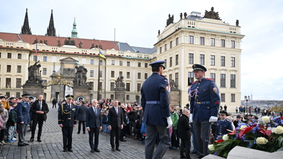 FOTO: Politici a hosté při kladení věnců na Hradčanském náměstí.