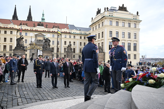 FOTO: Politici a hosté při kladení věnců na Hradčanském náměstí. – stránka 52